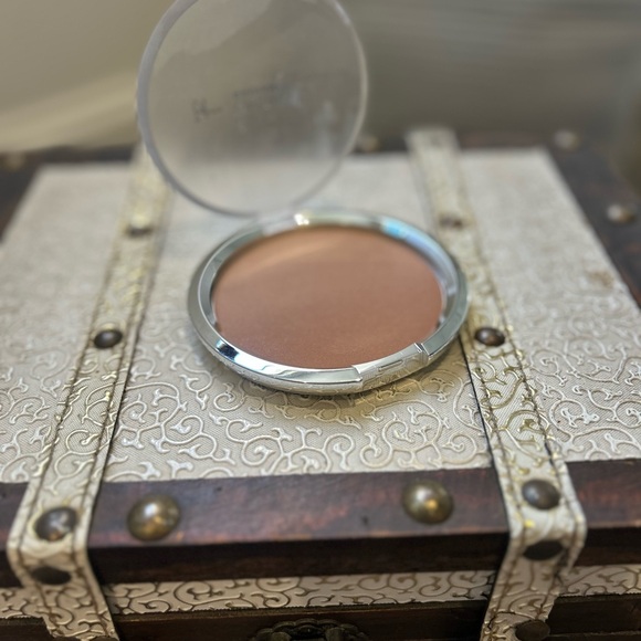 IT Ombre Radiance Bronzer - Picture 2 of 4